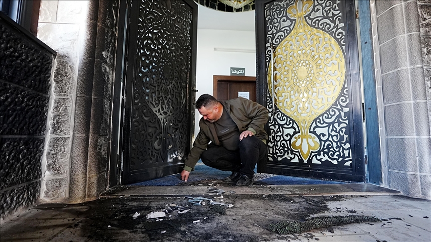 مستوطنون يحرقون مسجدا في نابلس والاوقاف تستنكر